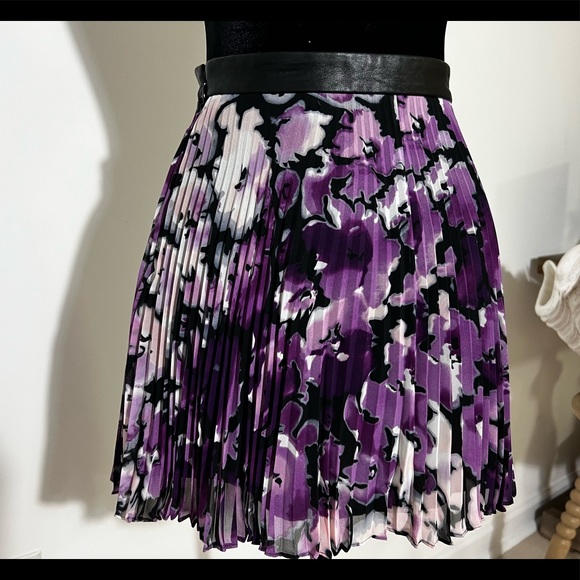 BCBG Generation dark violet mini skirt, size 0 - Picture 3 of 4